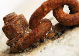 Catena e bullone arrugginiti